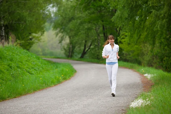 Біг спортивна жінка біжить по дорозі в природі — стокове фото