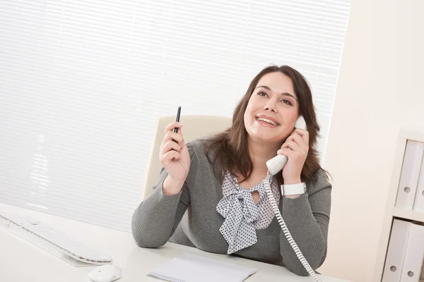 Telefonda Ofisinde Çalışan Genç Kadını Gülümseyen Stok Fotoğraf