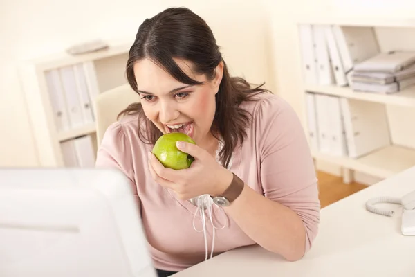 Junge Glückliche Geschäftsfrau Hält Apfel Büro Beim Imbiss Stockbild