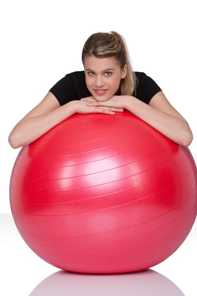 Фитнес - молодая женщина с мячом для упражнений на белом Лицензионные Стоковые Изображения
