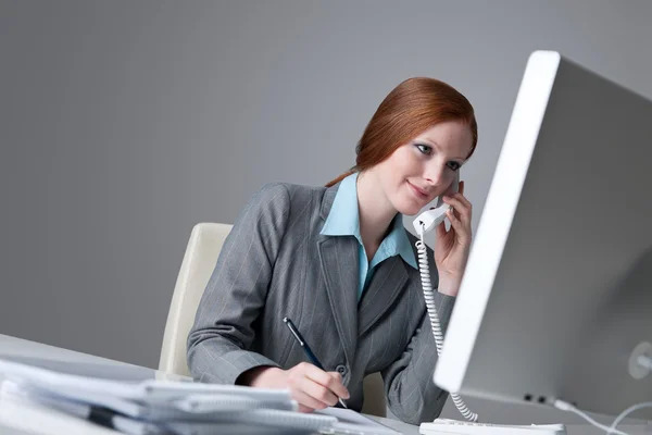 成功事业女性在办公室打电话的电话 图库图片