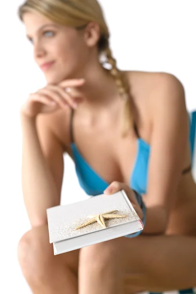 Strand Glückliche Junge Frau Mit Buch Bikini Auf Liegestuhl Sitzend lizenzfreie Stockfotos