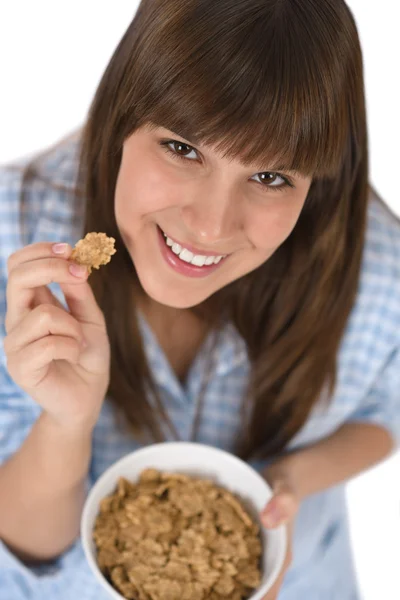 Sonriente Adolescente Comer Cereal Sano Trigo Entero Para Desayuno Fotos De Stock