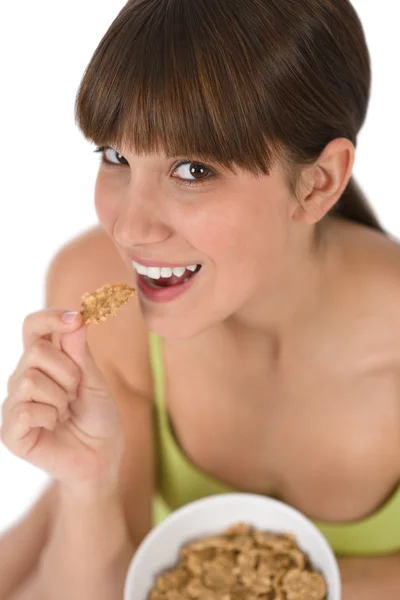 Adolescente Femenina Come Cereal Sano Trigo Entero Para Desayuno Fotos de stock libres de derechos