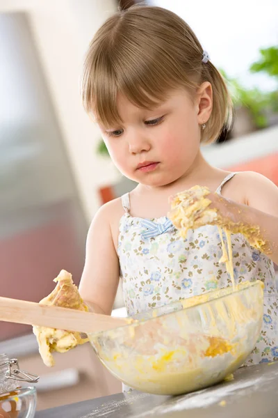 Assar Criança Pequena Menina Que Amassa Massa Farinha Cozinha Imagem De Stock