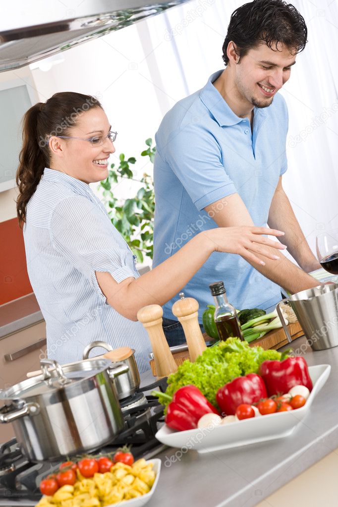 Sonriente pareja cocinando en cocina moderna — Foto de ...