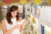 nakupovat kosmetiku - ženy držící šampon