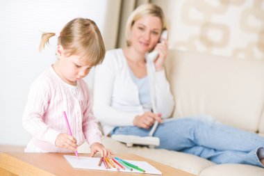 küçük kız telefon istek ile anne salonda renkli kalemle çizin