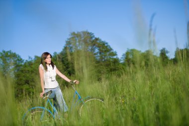kadın yaz çayır ın eski bisikleti ile
