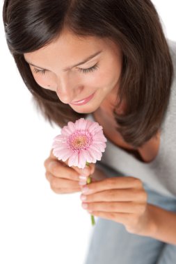 mutlu genç beyaz zemin üzerine gerber daisy ile