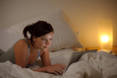 yatak odası akşam - laptop ile kadın