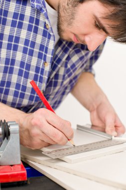 ev geliştirme - handyman seramik atölyesinde kesti.