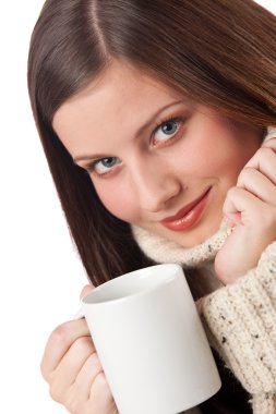 Beyaz boğazlı kazak giyen kahve tutan mutlu kadın kış portresi