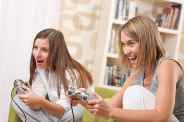 Öğrenciler - tv oyun oynamak ve eğlenmek iki mutlu kadın genç