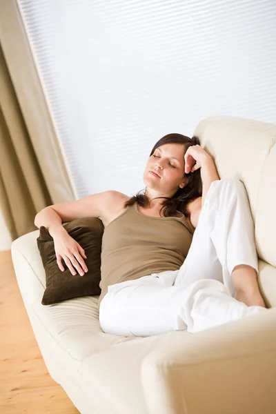 Schöne Frau Liegt Schlafend Auf Sofa Wohnzimmer — Stockfoto