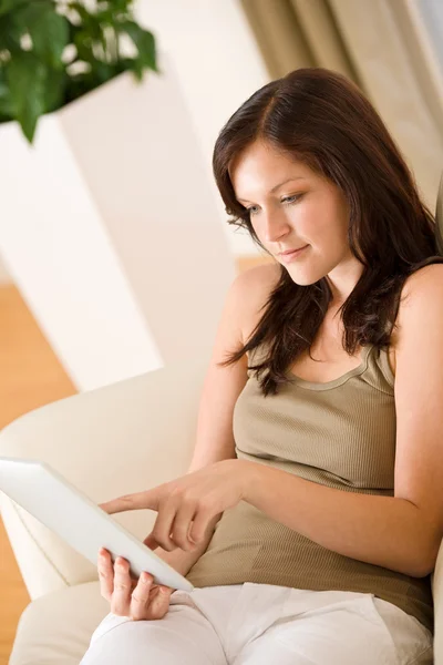 Genç kadın ile dokunmatik ekran tablet bilgisayar — Stok fotoğraf