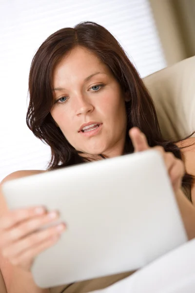 Mladá žena s dotykové obrazovky tabletového počítače — Stock fotografie