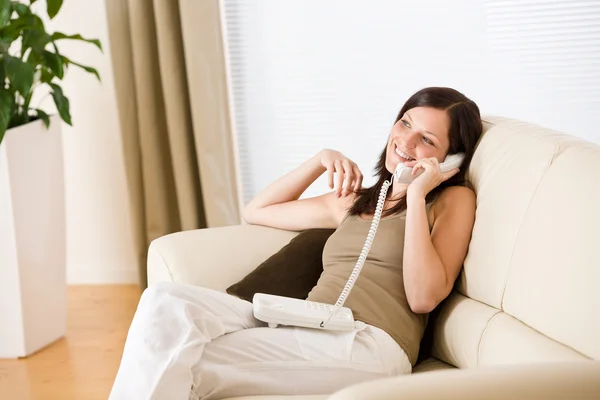 På telefon hem: kvinna ringer — Stockfoto
