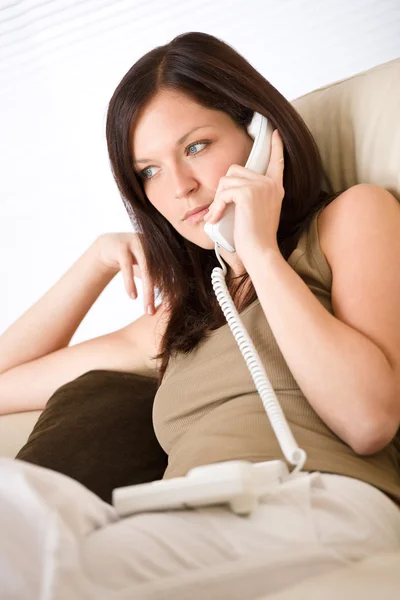 På telefon hem - ung kvinna ringer — Stockfoto