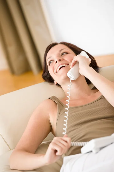 Telefone Para Casa Mulher Sorridente Deitada Sofá Chamando Assistindo — Fotografia de Stock
