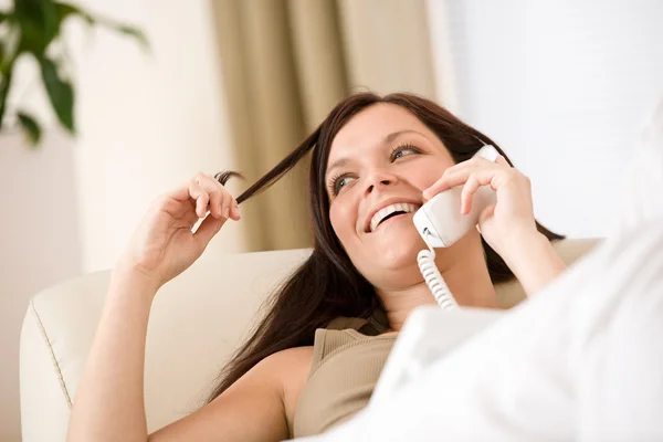 Telefon Domů Usmívající Žena Pohovku Volání Závod Pozadí — Stock fotografie