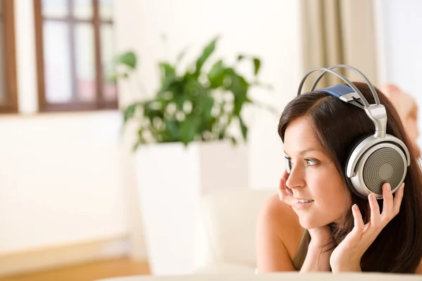 Kobieta Słuchawki Słuchać Muzyki Salonie Roślin Tle — Zdjęcie stockowe