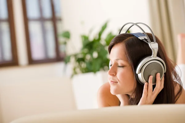 Mujer Con Auriculares Escuchar Música Salón Planta Fondo —  Fotos de Stock
