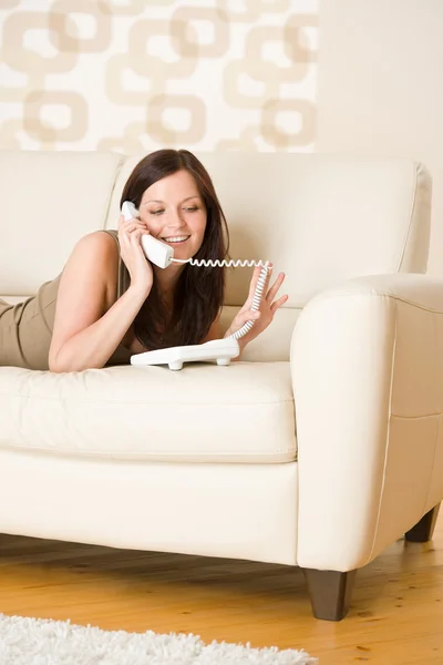 Teléfono Mujer Joven Llamando Salón Acostado Sofá — Foto de Stock