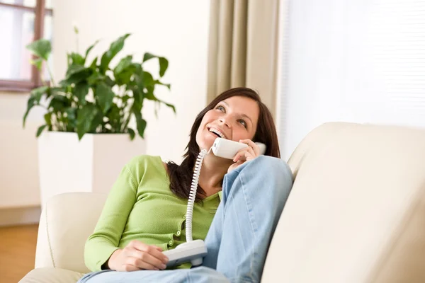 No telefone para casa: Mulher feliz chamando — Fotografia de Stock