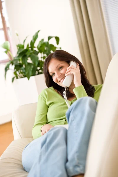 На телефон додому: щаслива жінка дзвонить — стокове фото
