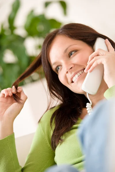 Telefonu Mutlu Kadın Arka Plan Bitki Çağırıyor — Stok fotoğraf
