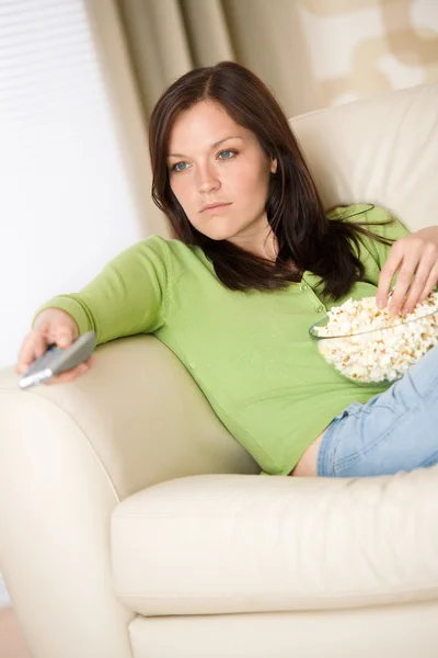 Mulher Apontando Com Televisão Controle Remoto Com Pipoca Sala Estar — Fotografia de Stock