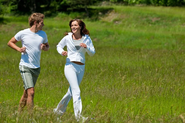 Młoda para biegania na świeżym powietrzu wiosnę natura — Zdjęcie stockowe