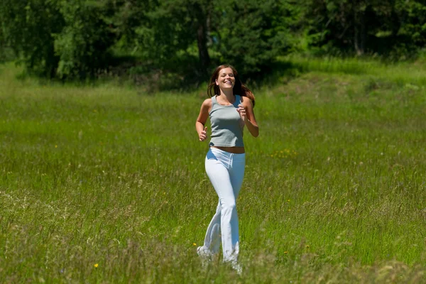 Joven Mujer Sonriente Corriendo Naturaleza Poco Profundo Dof —  Fotos de Stock