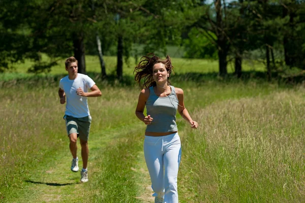 年轻的夫妇在户外慢跑春天的性质 — 图库照片