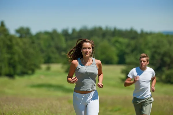 Junges Paar joggt im Frühling in der Natur — Stockfoto