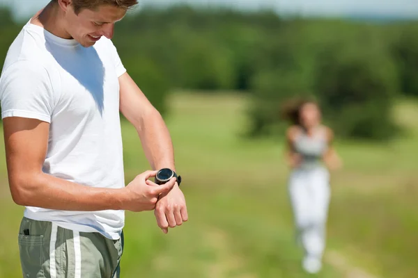 Молода пара біжить на відкритому повітрі у весняній природі — стокове фото