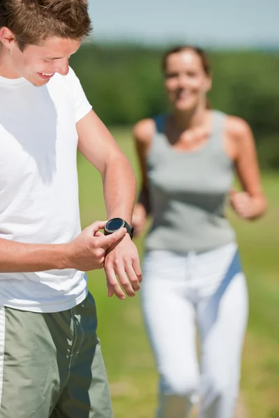 Giovane coppia che fa jogging all'aperto nella natura primaverile — Foto Stock