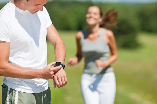 晴れた日に屋外でジョギング若いカップル春の自然 — ストック写真