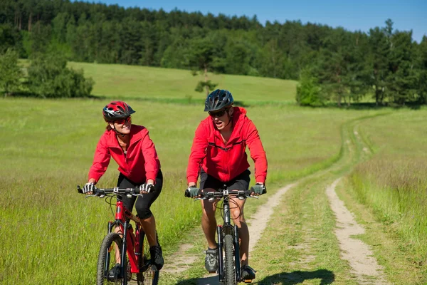 Pareja Joven Con Bicicleta Montaña Naturaleza Primavera Bicicleta Día Soleado — Foto de Stock