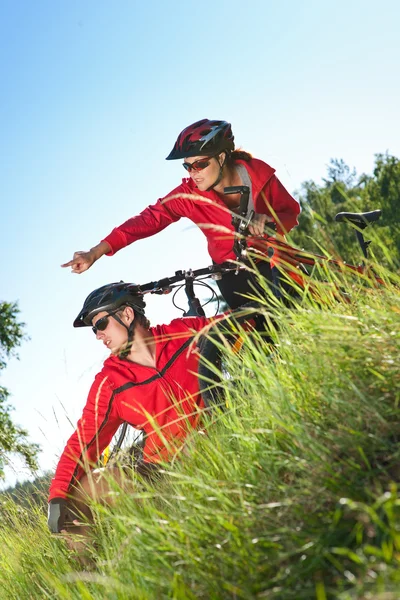 Mountine 自行车在春天自然对年轻夫妇 — 图库照片