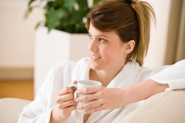 Genç kadın kahve ile beyaz bornoz — Stok fotoğraf