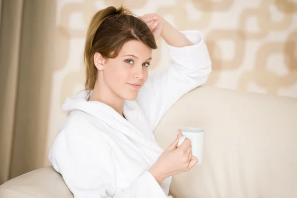 Jonge Vrouw Witte Badjas Met Koffie Lounge — Stockfoto