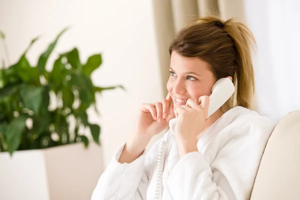 Glückliche Frau Weißen Bademantel Mit Telefon Nach Hause Telefonieren Der — Stockfoto