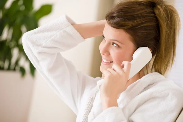 Salonda Telefonu Arama Ile Mutlu Bir Kadın Beyaz Bornoz — Stok fotoğraf