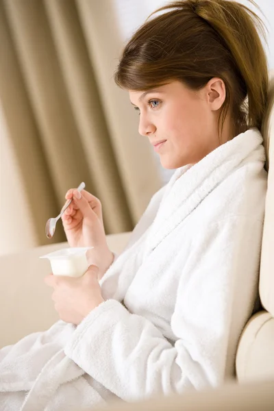 年轻女人早餐吃酸奶 — 图库照片