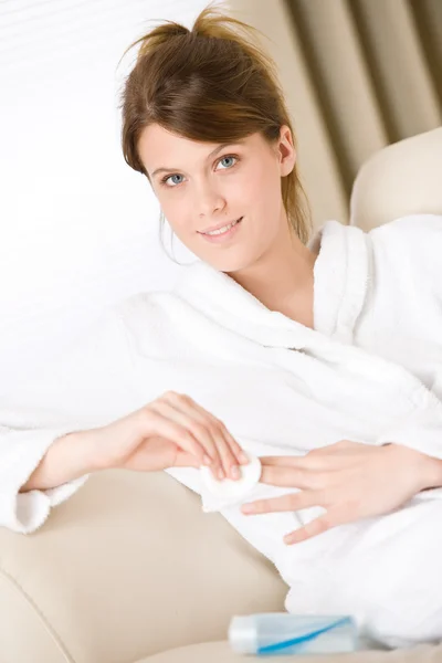 身体护理 女人删除指甲油回家用棉垫在休息室穿着浴袍 — 图库照片