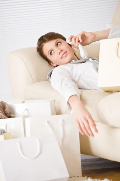 Junge Geschäftsfrau Mit Einkaufstasche Auf Dem Sofa Telefon — Stockfoto