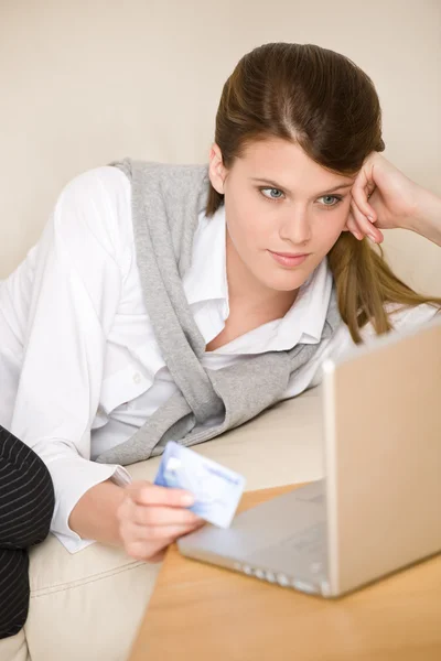 Home shopping - mulher com cartão de crédito e laptop — Fotografia de Stock