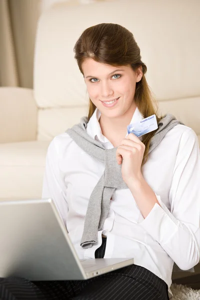 Home Shopping Frau Mit Kreditkarte Und Laptop Aufenthaltsraum — Stockfoto